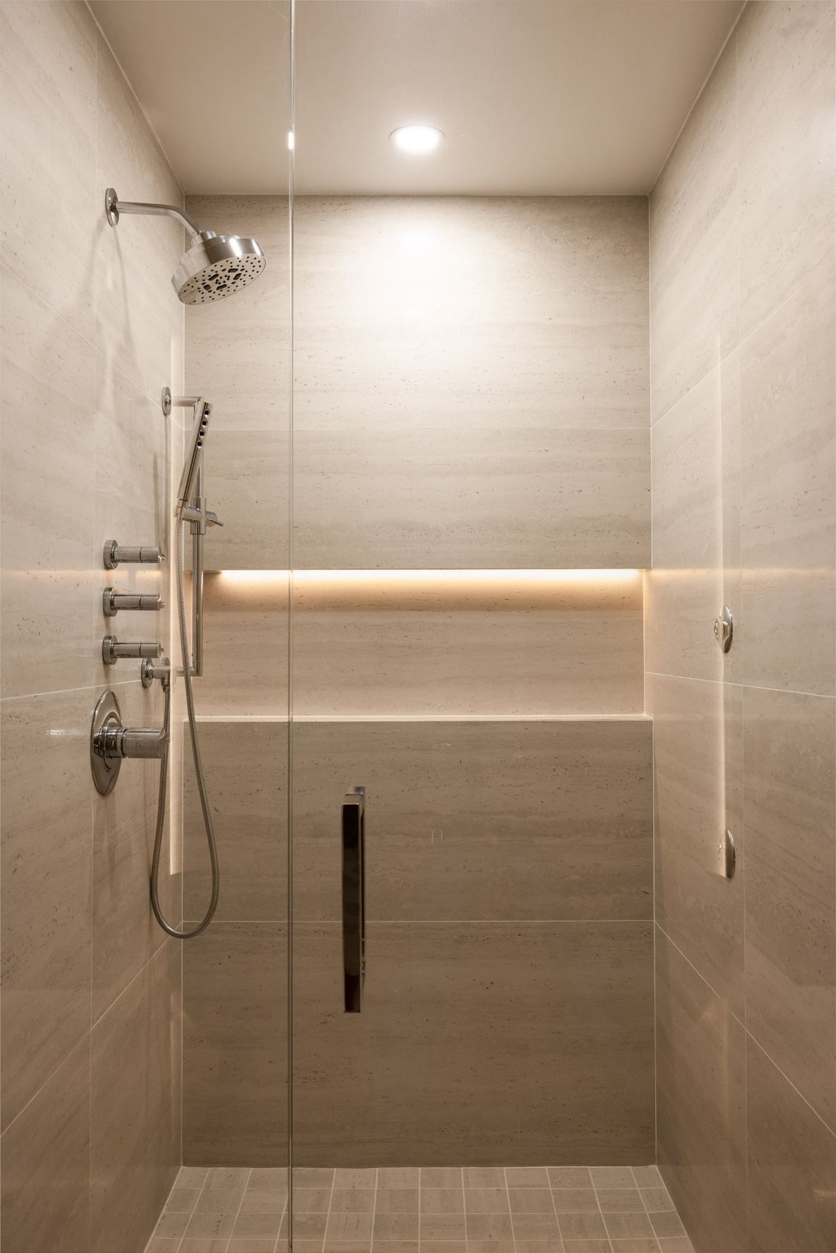 Walk-in shower with lit niche